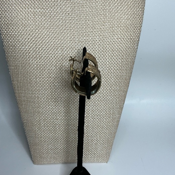 Vintage Gold-Tone Basket Weave Screw back Earrings - Picture 3 of 4